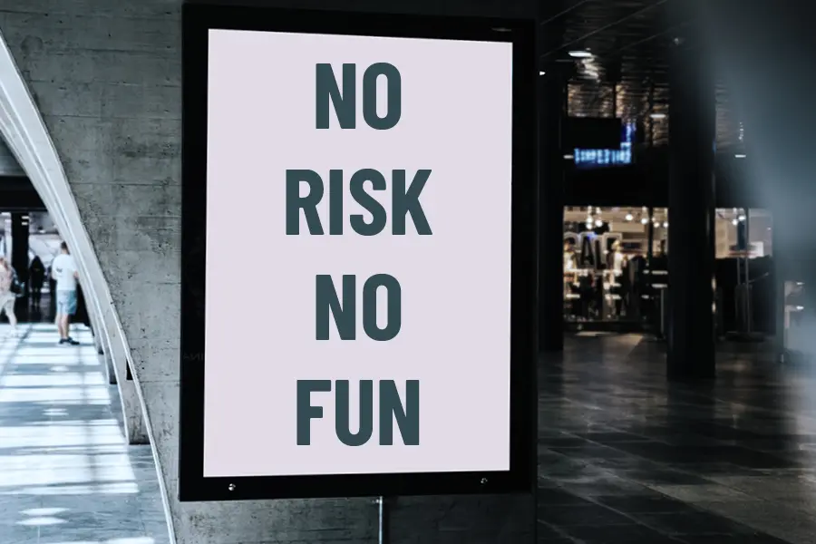 Plakat mit dem Slogan "no risk no fun"