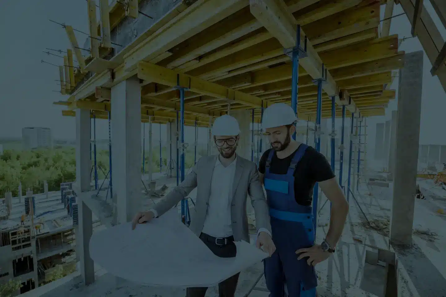 Bauleiter und Handwerker mit Plan auf Rohbau – modernes Motiv für Bauunternehmen und Außenwerbung Koblenz