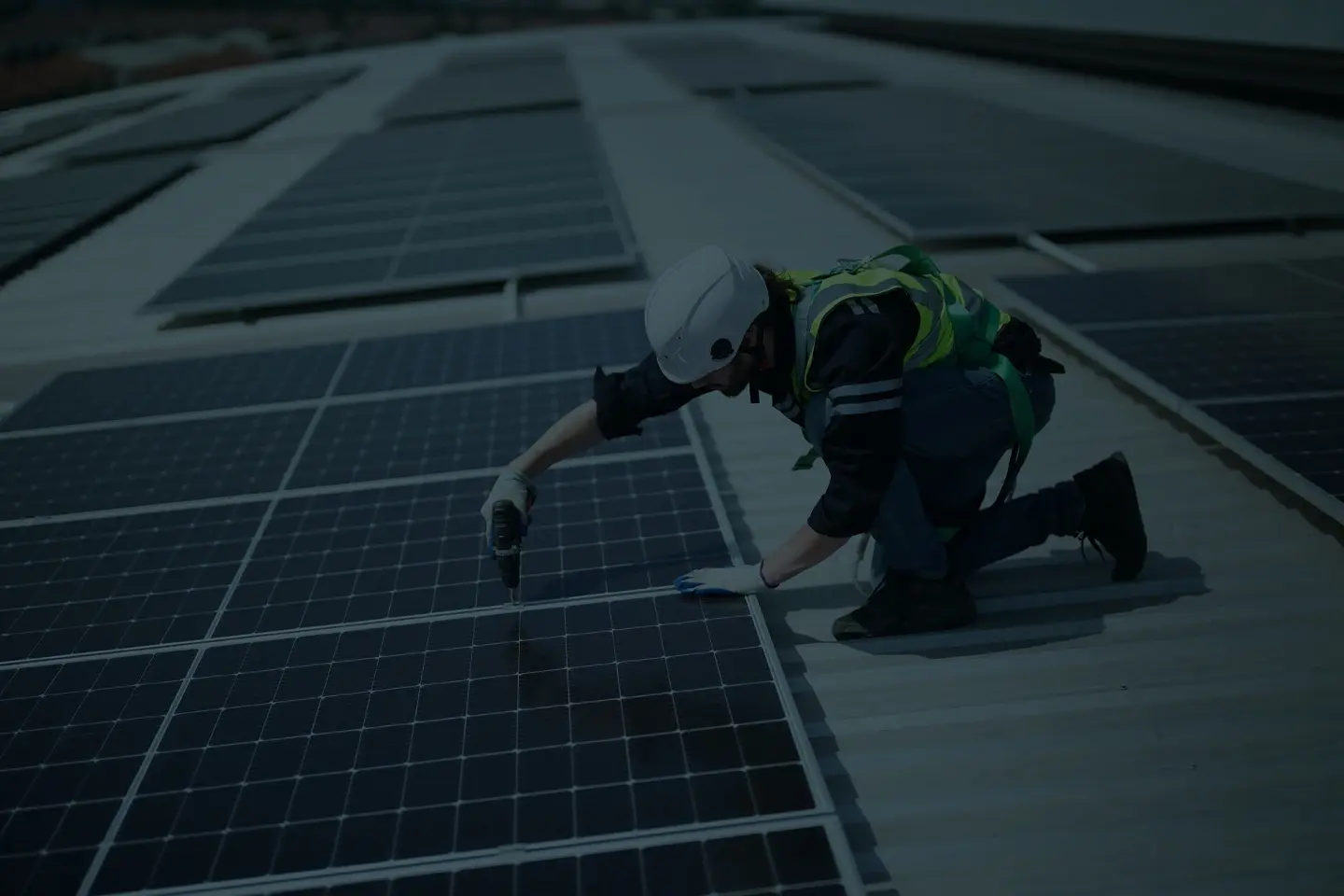 Techniker montiert Solarpanels auf Industriedach – authentisches Motiv für nachhaltige Außenwerbung Koblenz im Energiebereich
