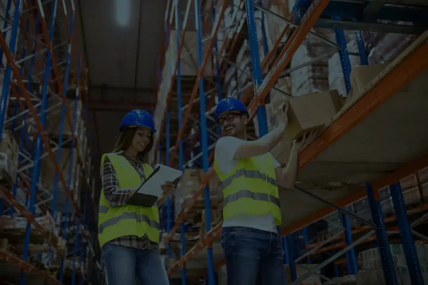 Zwei Logistikmitarbeiter im Lager mit Warnweste und Helm – authentisches Motiv für Personal- und Außenwerbung Koblenz