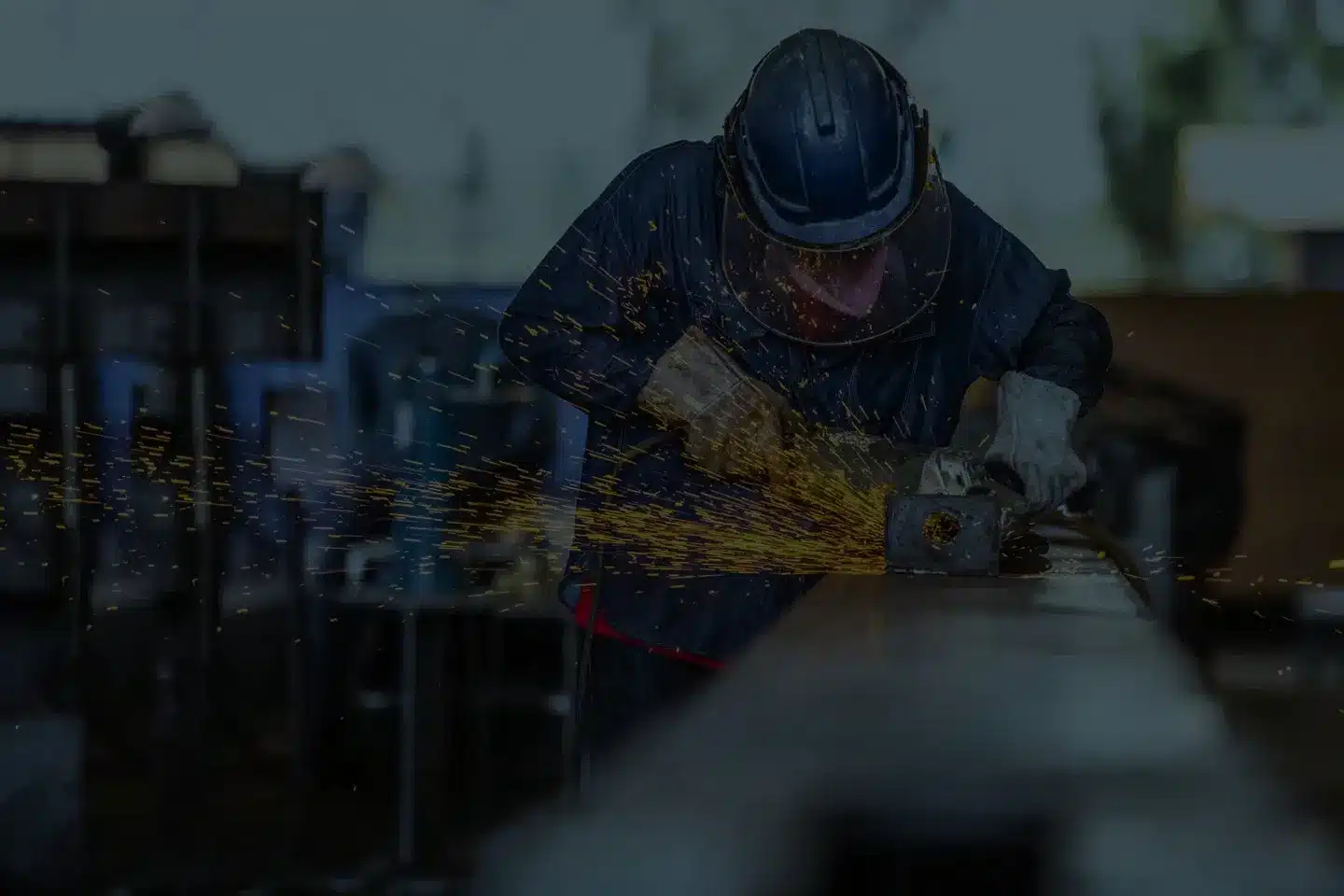 Metallbauer schleift Stahlträger, Funken sprühen – dynamisches Handwerksmotiv für Stellenanzeigen und Außenwerbung Koblenz