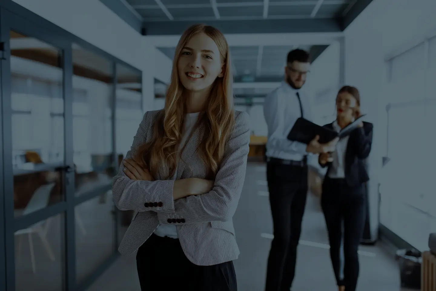 Junge Frau im Business-Outfit im modernen Büro – Symbolmotiv für Recruiting-Kampagnen und Außenwerbung Koblenz
